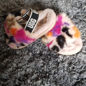 UGGS SLIPPERS